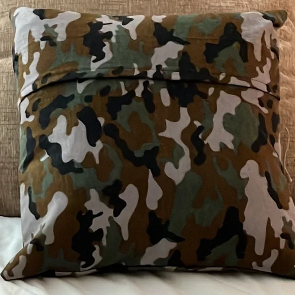 🛍️ NEW Flannel Camo Pillow Cover - Picture 2 of 6